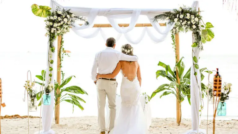 Pareja celebrando matrimonio en la playa